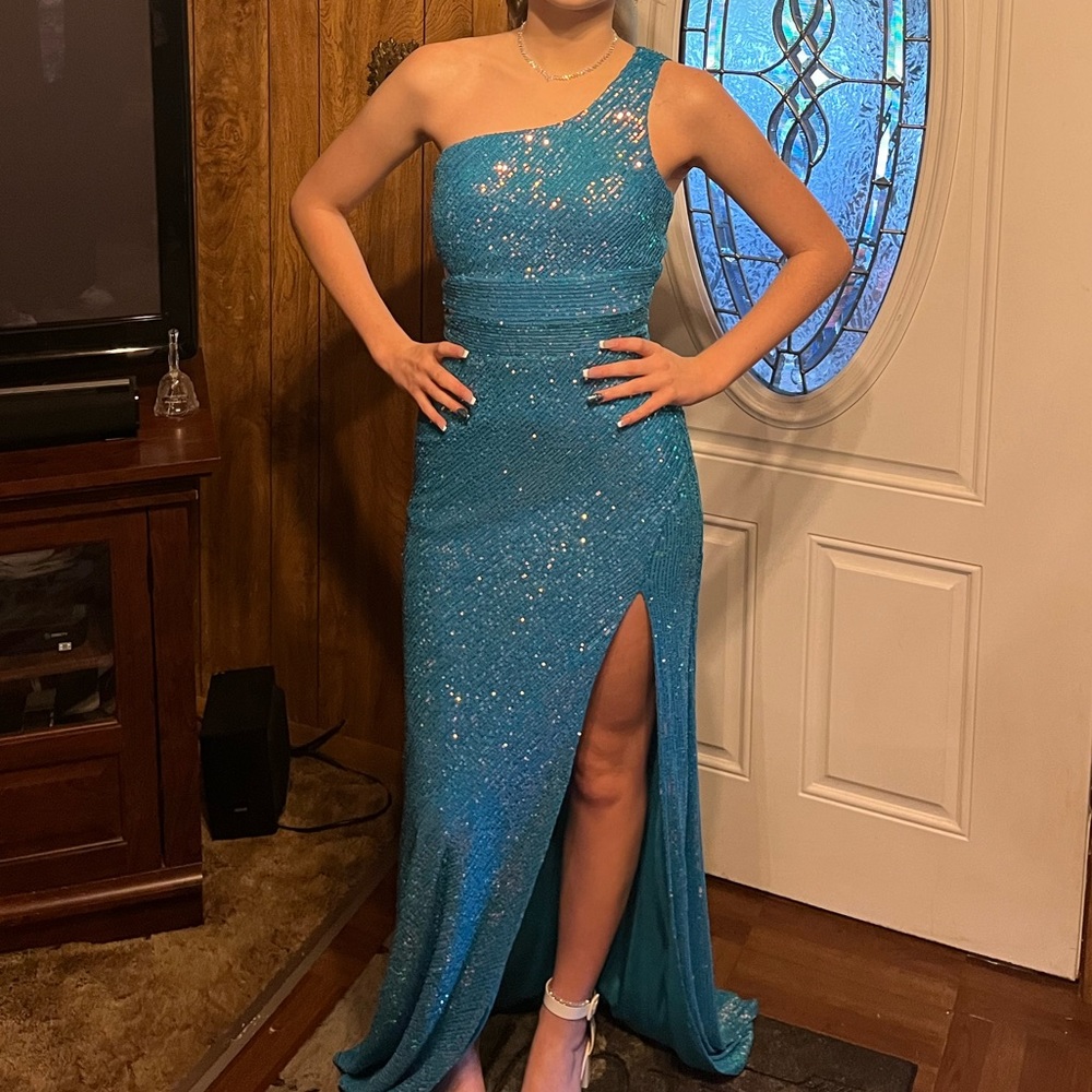 i’m selling my prom dress. from windsor, size xs fits like a 0-2, teal